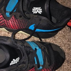 Nike kyires basketball shoes